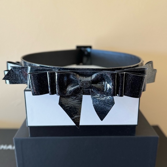 CHANEL Spring/Summer 2008 black Patent Glitter leather layered bow waist… - Picture 12 of 13